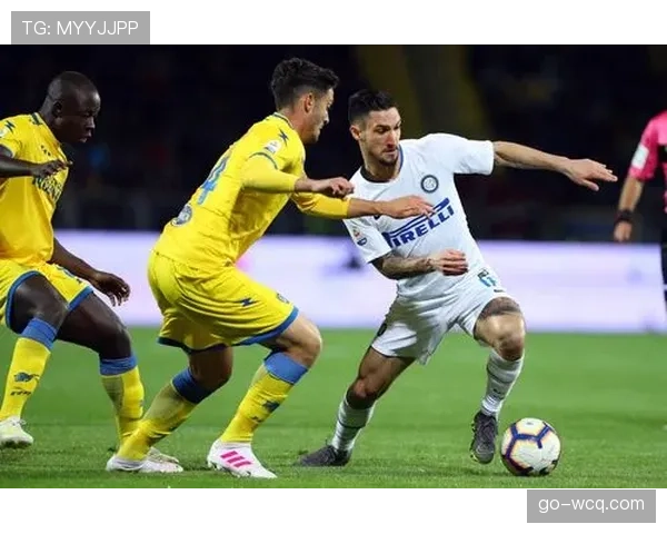 现场报道：弗罗西诺内球迷在球队成功防守后高唱助威歌曲